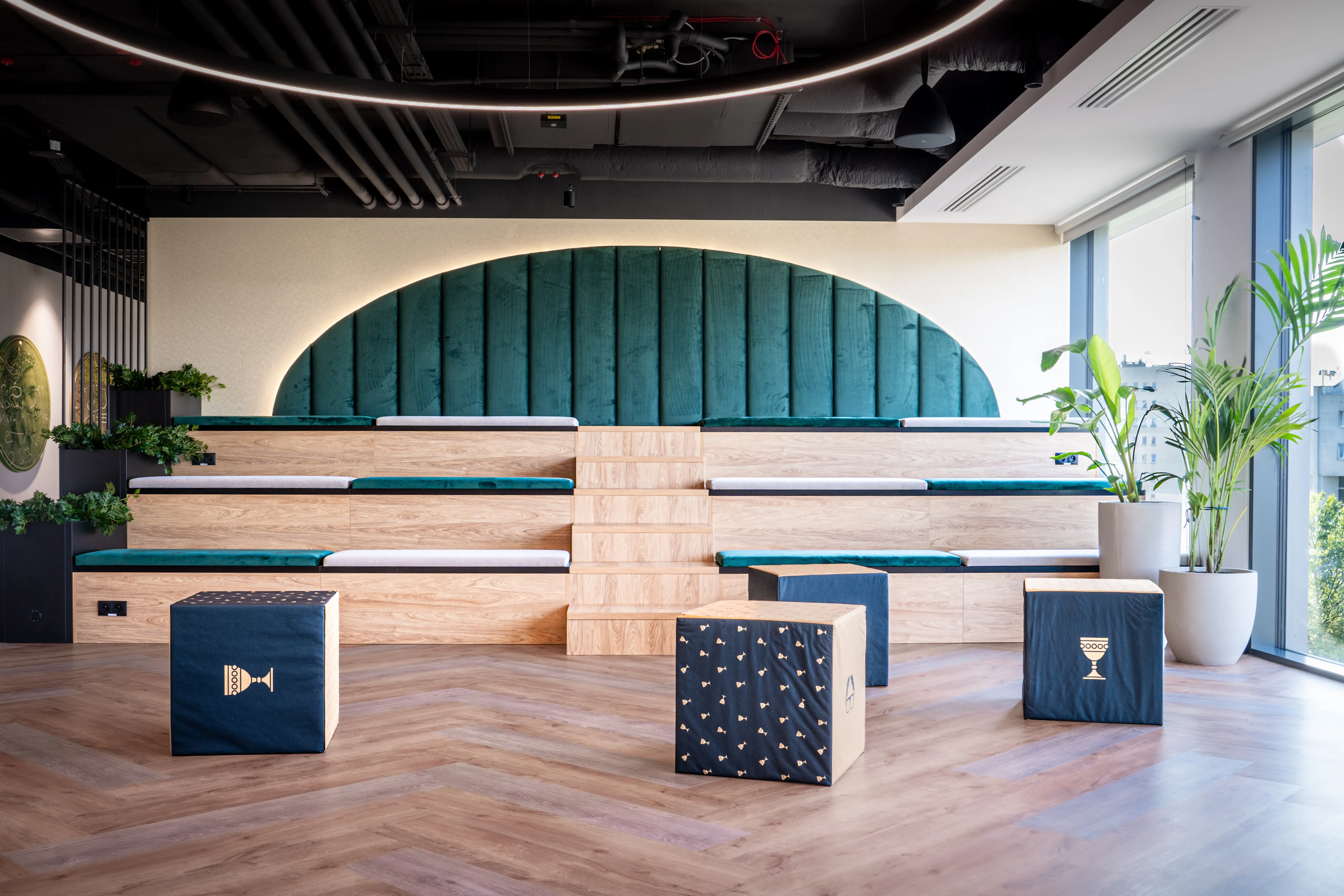 Four Suits Technology - meeting area