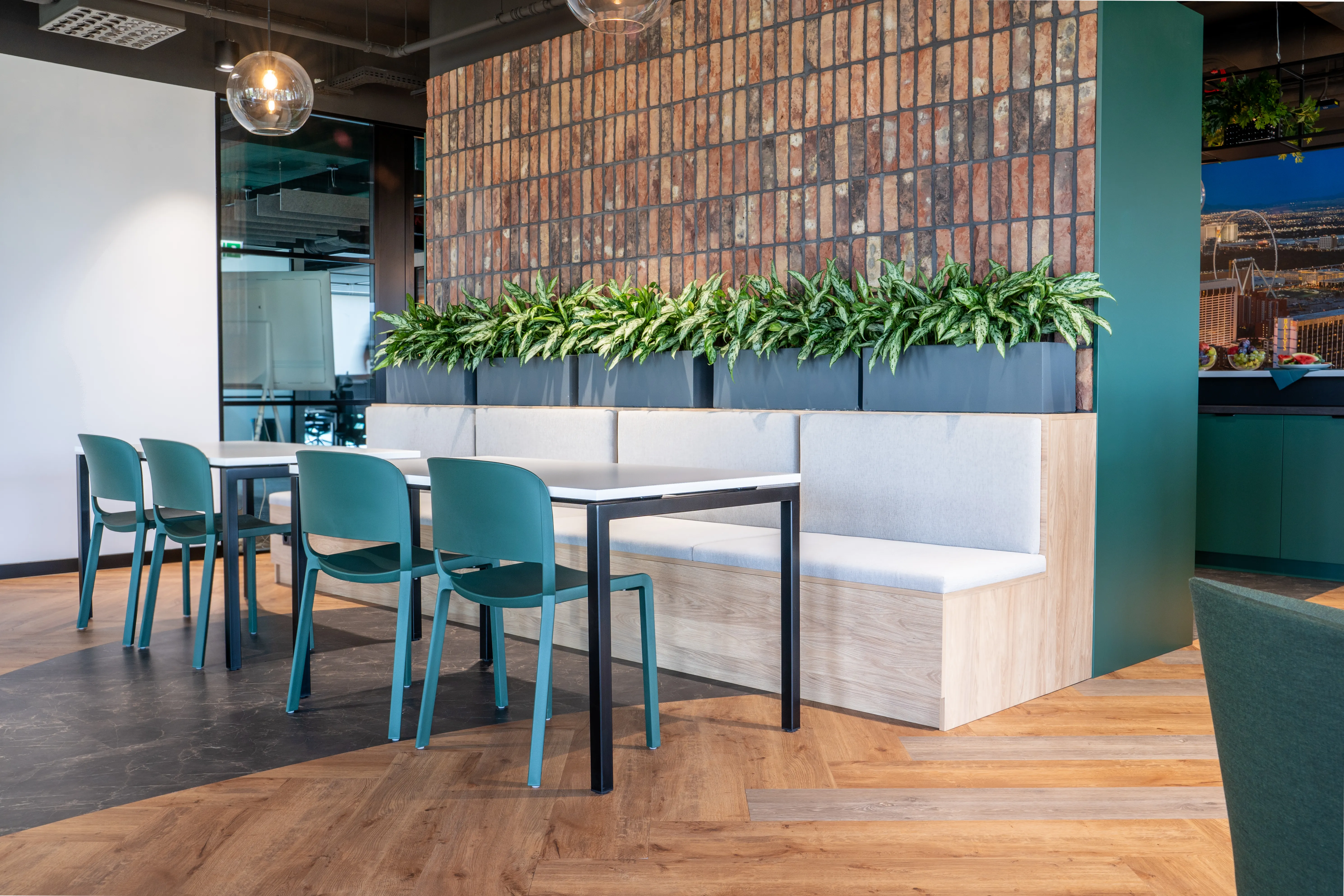 Four Suits Technology - glass meeting room