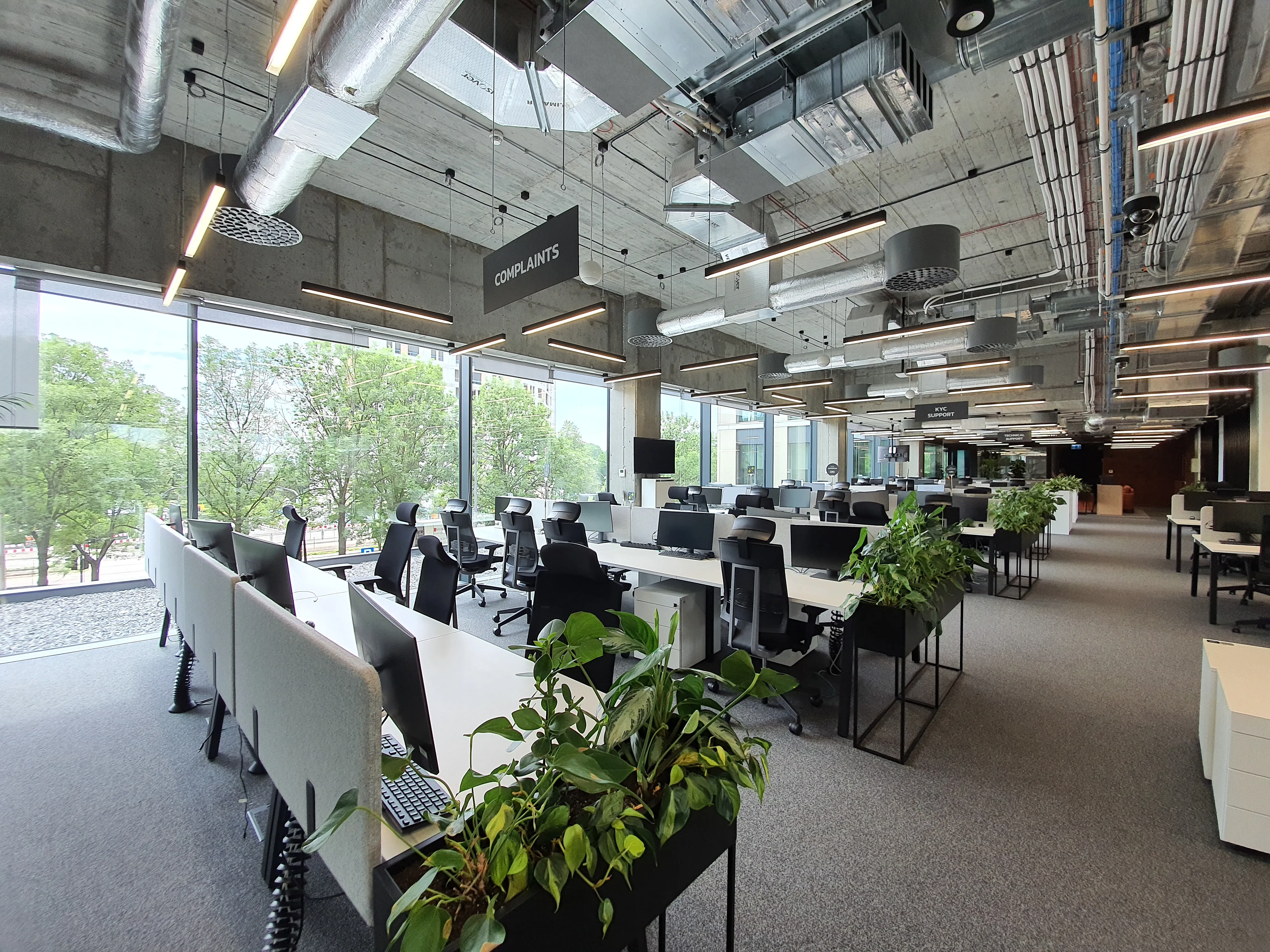 Revolut - open space z widokiem